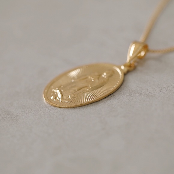 Men’s Jesus Necklace | 18k Gold Filled - Picture 3 of 6